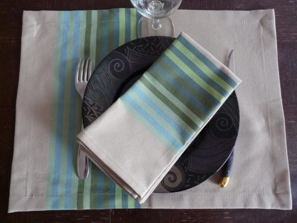 set-de-table-tissu-vert-authentique