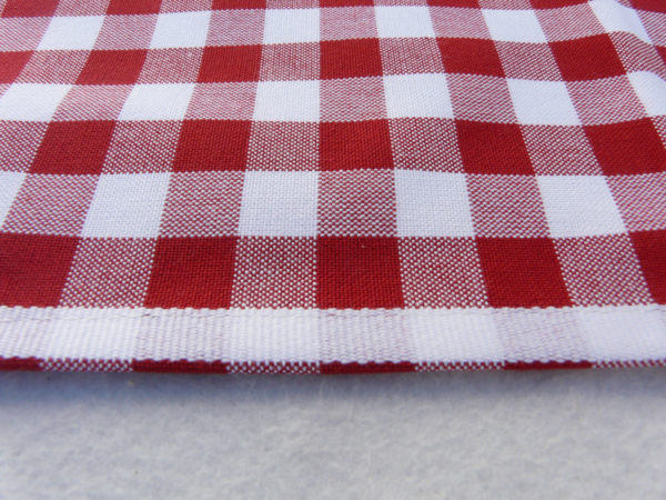 La mode du vichy revisitée avec des bandes blanches pour égayer votre cuisine.