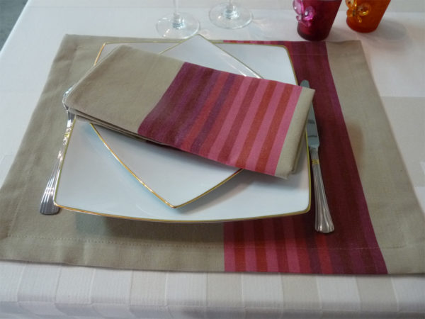 Serviette de table rouge AUTHENTIQUE