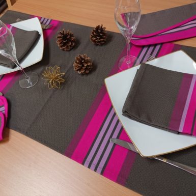 chemin-table-gris-fushia-puivert