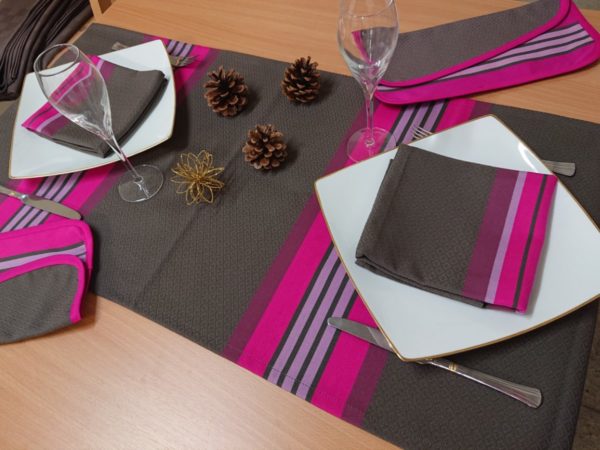 chemin-table-gris-fushia-puivert