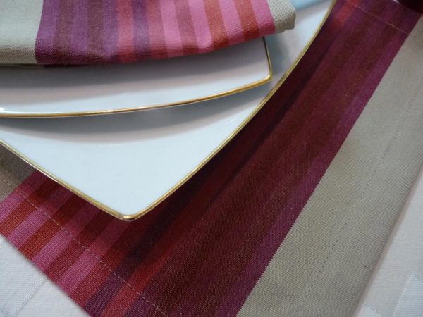 set-de-table-tissu-rouge-authentique-2