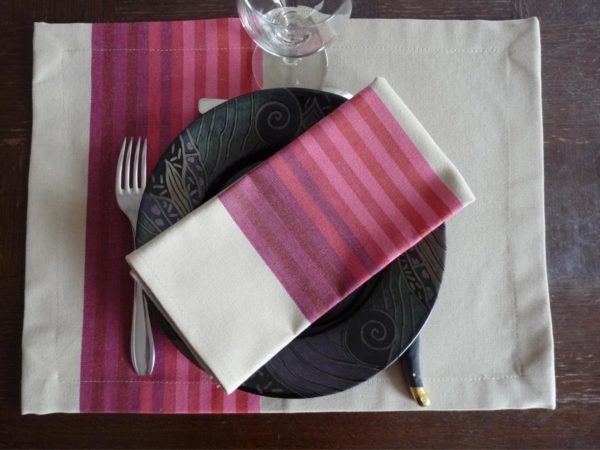 set-de-table-tissu-rouge-authentique